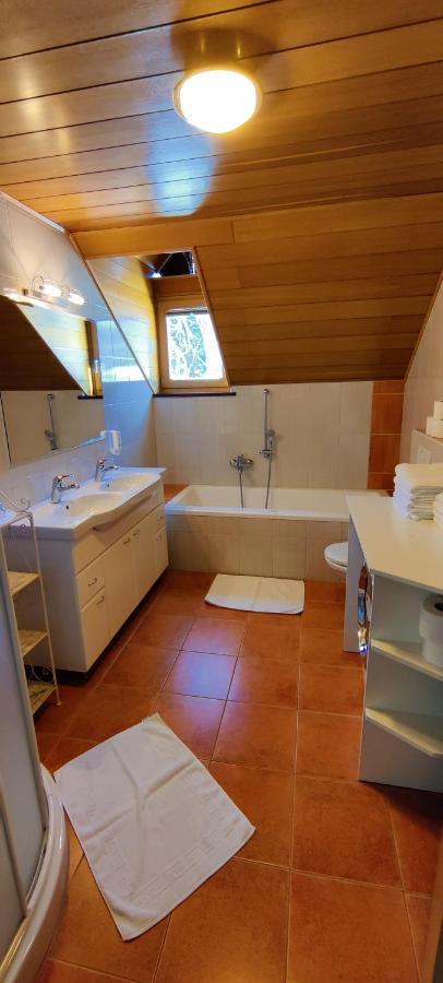 Guesthouse Pri Zalogarju Zelezniki Eksteriør billede