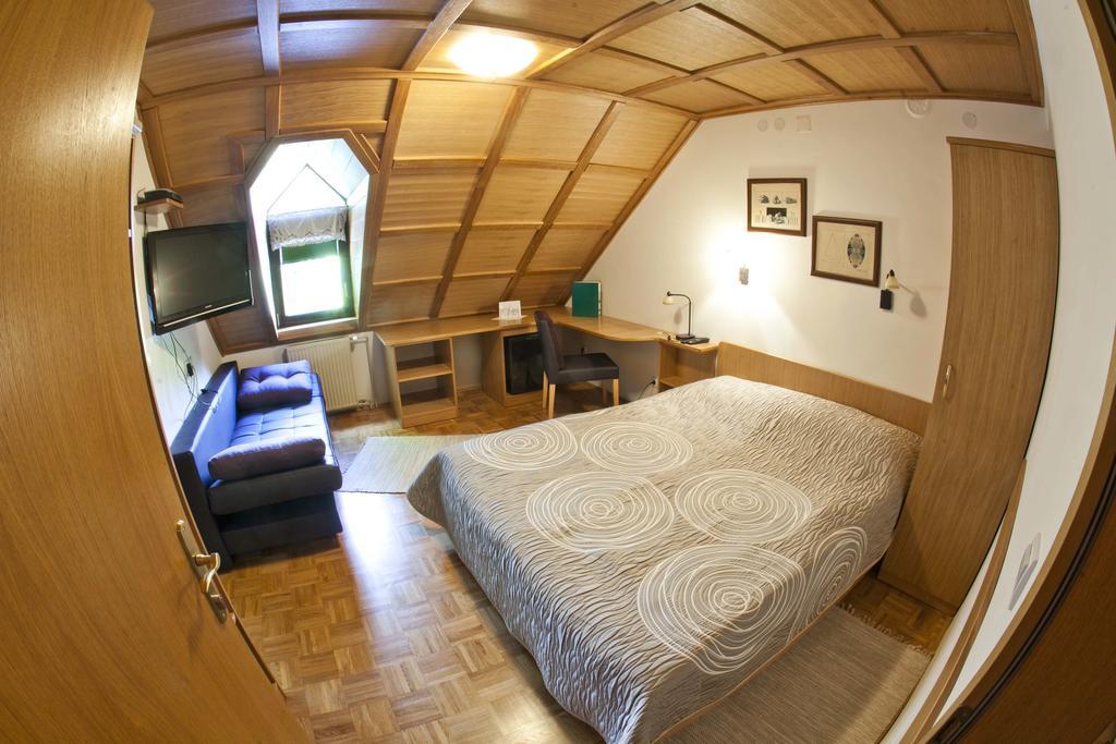 Guesthouse Pri Zalogarju Zelezniki Værelse billede
