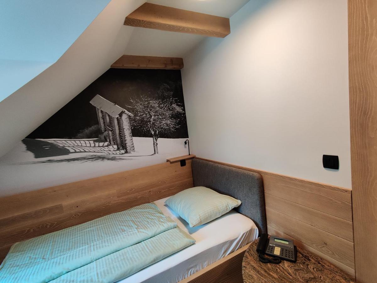 Guesthouse Pri Zalogarju Zelezniki Eksteriør billede