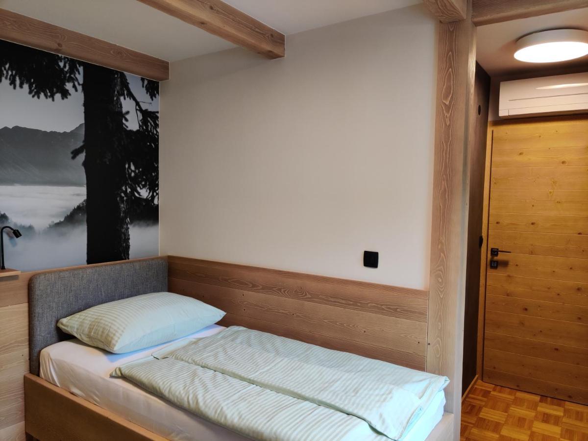Guesthouse Pri Zalogarju Zelezniki Eksteriør billede